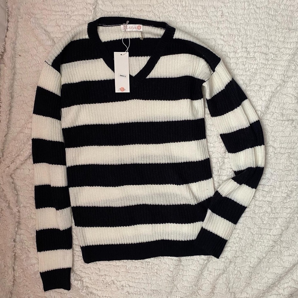 NWT Woman’s sweater striped white\ black M